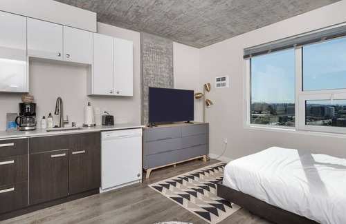 Southcenter Apartment | Pet-Friendly Studio in Tukwila Near Kaiser, w/ Gym