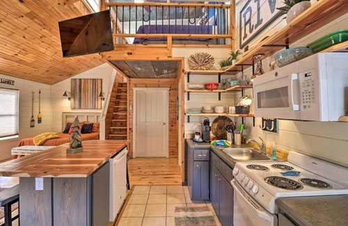 Mountain View Apartment | Pet-Friendly Studio with Loft and Mountain Views!