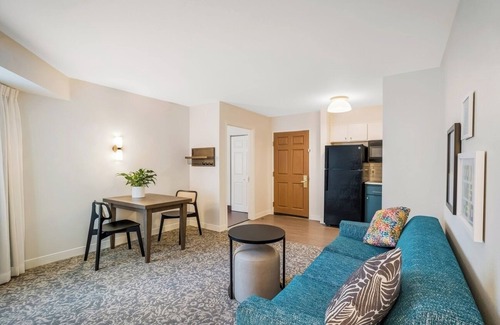 Sorrento Valley Hotel | Pet- friendly Suites with Free Breakfast in Great Location Near Black's Beach!