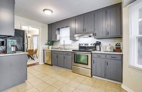 Southwest Raleigh House | Pet-Friendly Townhome in Raleigh w/Deck!