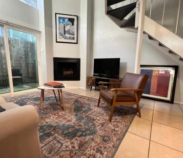 Turtle Creek Apartment | Pet-Friendly Uptown Dallas Loft with Patio & Grill