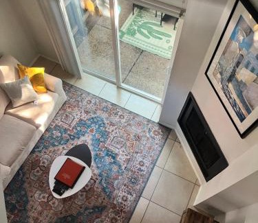 Turtle Creek Apartment | Pet-Friendly Uptown Dallas Loft with Patio & Grill