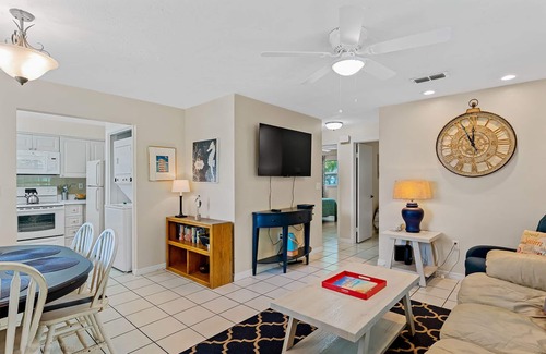 Independence Square House | PET FRIENDLY 2 bedroom Villa - Four Winds North East -Downtown IRB