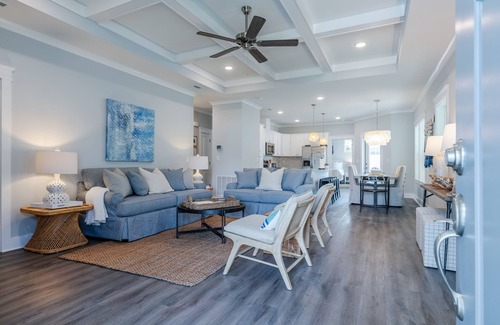 Sunnyside House | Pet Friendly w/Fenced Backyard, Pool & Beach + Free Attraction Tickets!