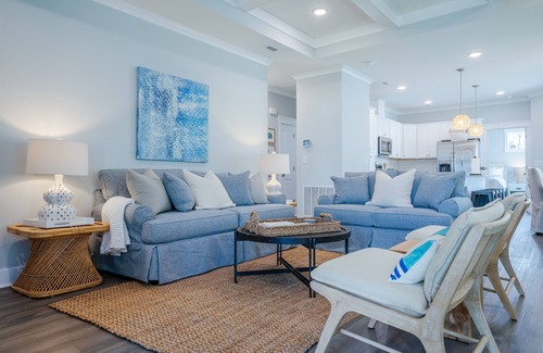 Sunnyside House | Pet Friendly w/Fenced Backyard, Pool & Beach + Free Attraction Tickets!