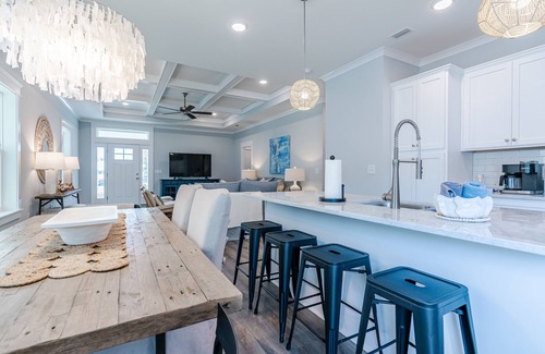 Sunnyside House | Pet Friendly w/Fenced Backyard, Pool & Beach + Free Attraction Tickets!