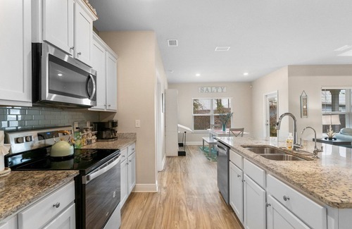 Upper Grand Lagoon House | Pet Friendly & 5 minute drive to the beach!