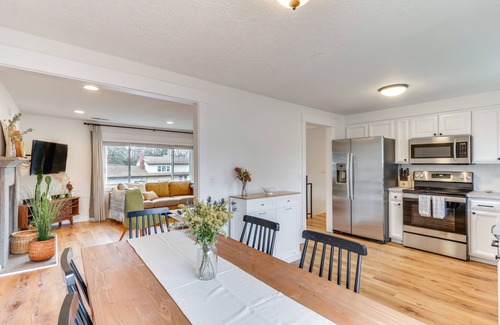 Lake Shore House | Pet-Friendly Vancouver Retreat w/Home Gym & Grill