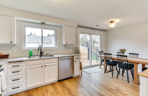 Lake Shore House | Pet-Friendly Vancouver Retreat w/Home Gym & Grill