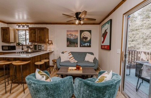 Big Bear Lake Cabin | Pet Friendly, Walk to the Slopes. Trophy Treehouse with Views, BBQ and Firepit