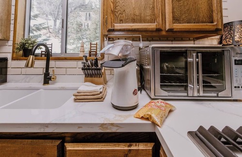 Big Bear Lake Cabin | Pet Friendly, Walk to the Slopes. Trophy Treehouse with Views, BBQ and Firepit