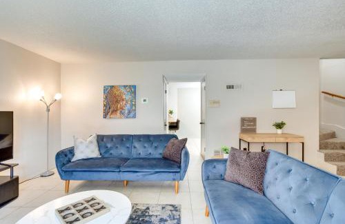 Warr Acres House | Pet-Friendly Warr Acres Townhome with Fireplace