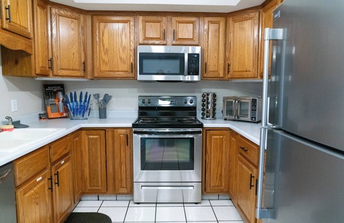 Windsor Heights House | Pet-Friendly Windsor Heights Stay – Ideal for Reunions, Road Trips & Remote Work
