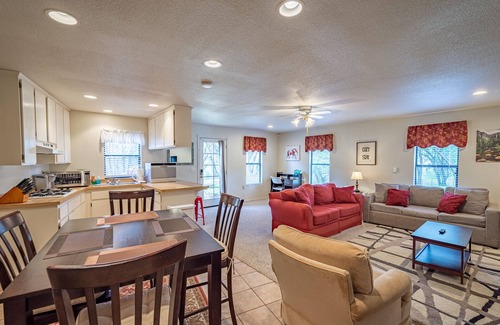 Oakhurst House | Pet Friendly Yosemite Deer Cottage - 2.7 Acres/BBQ/Cozy