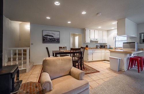 Oakhurst House | Pet Friendly Yosemite Deer Cottage - 2.7 Acres/BBQ/Cozy