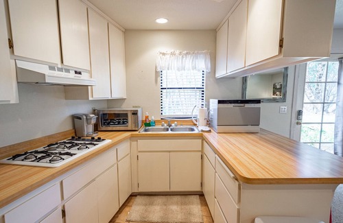 Oakhurst House | Pet Friendly Yosemite Deer Cottage - 2.7 Acres/BBQ/Cozy