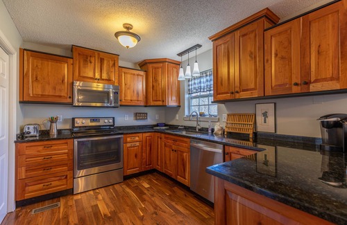 Seven Devils House | Petes Alpine Retreat - pet friendly Seven Devils home close to ziplining, snow tubing