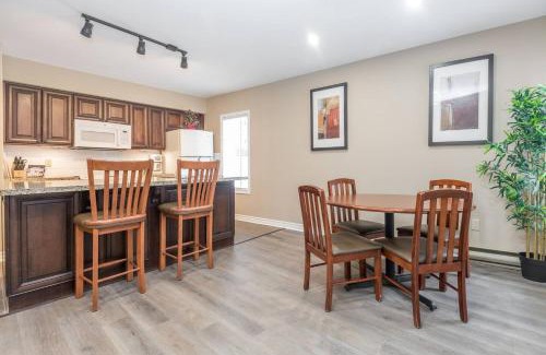 Oro-Medonte Apartment | PetFriendly, 2 KingBeds, Gym, Pool, Netflix