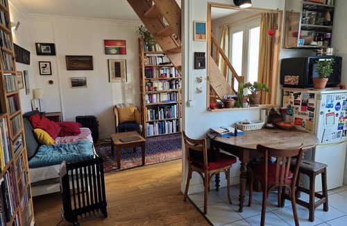 Charonne Apartment | Petit Duplex Mansardé sur une Cour Calme et Charmante