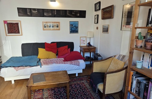 Charonne Apartment | Petit Duplex Mansardé sur une Cour Calme et Charmante