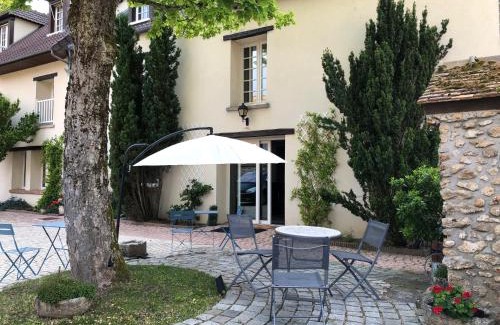 Janvry Apartment | Petit loft de charme proche VERSAILLES SACLAY 30 mn PARIS jardin terrasse parking securisé