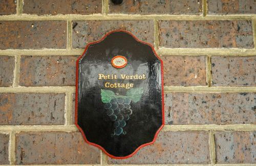 Rowland Flat Ski Chalet | Petit Verdot Cottage - A Vineyard Retreat in Barossa Valley