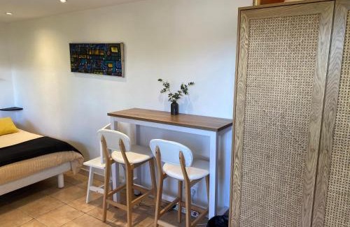 Nice House | Petite chambre indépendante avec sdb, clim et parking privé