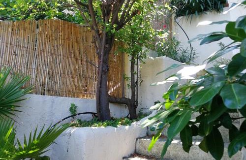 9th Arrondissement Bed & Breakfast | petite maison dans le parc national des calanques