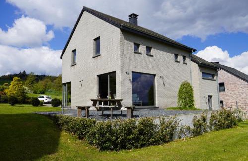 Lierneux House | "Petite perle en Haute Ardenne" avec vue sur la vallée, cabine infra-rouge et bain balnéo