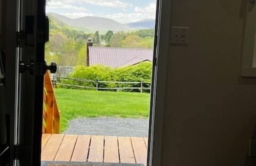 West Jefferson Cabin | Petite Retreat Available Labor Day Weekend!