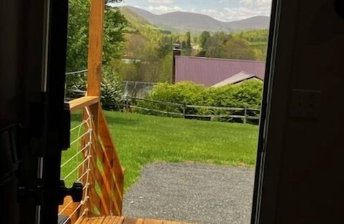 West Jefferson Cabin | Petite Retreat Available Labor Day Weekend!