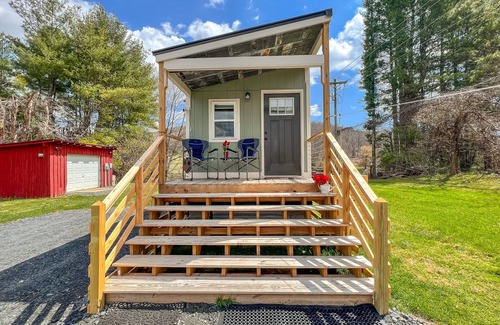 West Jefferson Cabin | Petite Retreat Available Labor Day Weekend!