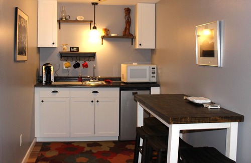 Englewood Apartment | Petite Retreat with Kitchenette and Private Entrance