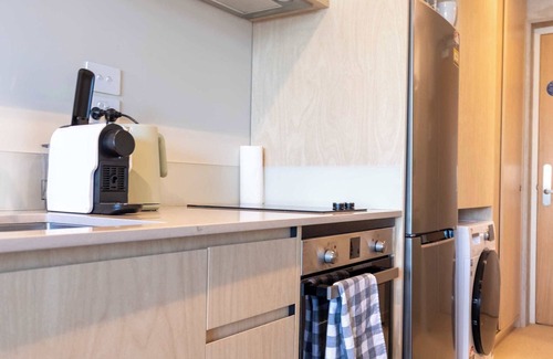 Petone Apartment | Petone Studio - Balcony, Bath Tub, Sleeps 2