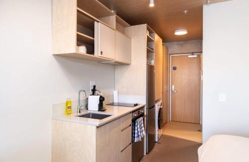 Petone Apartment | Petone Studio - Balcony Bath Tub Sleeps 2