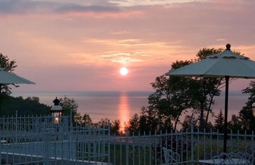 Petoskey Hotel | Petoskey lake front Views Workspace 4K Tv