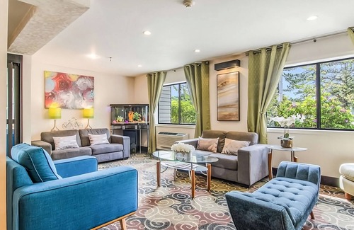 Poulsbo Resort | Pets are Allowed in GuestHouse Poulsbo! With Free Parking Onsite & Breakfast!