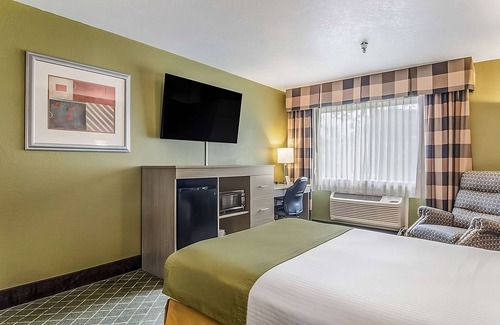 Poulsbo Resort | Pets are Allowed in GuestHouse Poulsbo! With Free Parking Onsite & Breakfast!