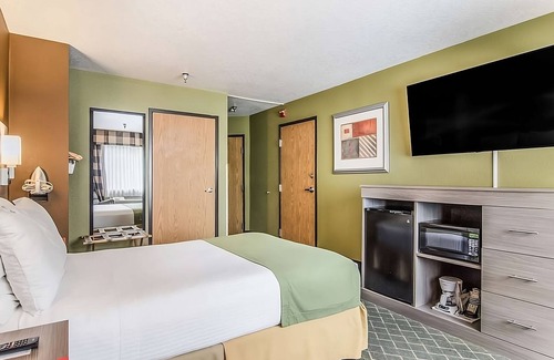 Poulsbo Resort | Pets are Allowed in GuestHouse Poulsbo! With Free Parking Onsite & Breakfast!