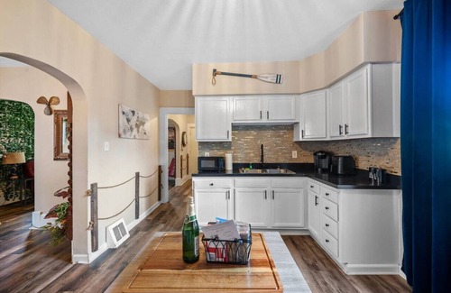 Edgewater Apartment | Pets By The Sea | Themed | Pet-Friendly