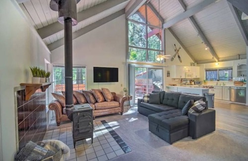 Twin Peaks Cabin | Pets OK! Fully Fenced! PristineFamily Friendly Lake Arrowhead Home! Games!