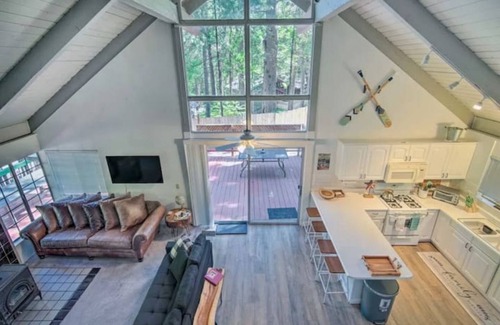 Twin Peaks Cabin | Pets OK! Fully Fenced! PristineFamily Friendly Lake Arrowhead Home! Games!