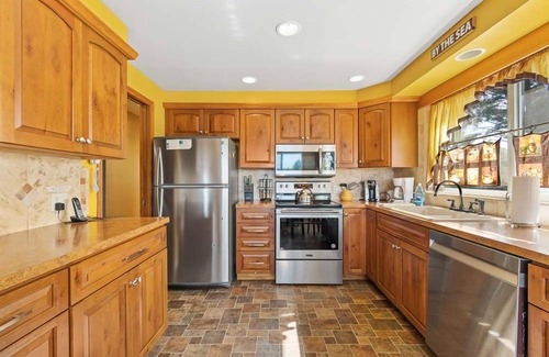 Klipsan Beach House | Pets OK, OCEAN VIEW, Beach Path, HOT TUB, Large Yard (FirstM)