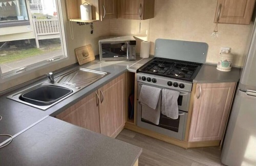 Heacham Ski Chalet | Pets Stay free 2 bedroom caravan at heacham beach