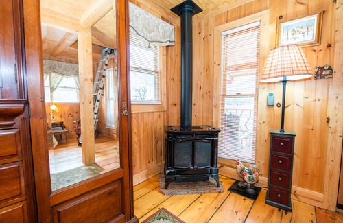 Sugar Grove Cabin | Petting Zoo! HOT TUB, Zip Lines, 20+ acres & Trout Stream - Everything!!!