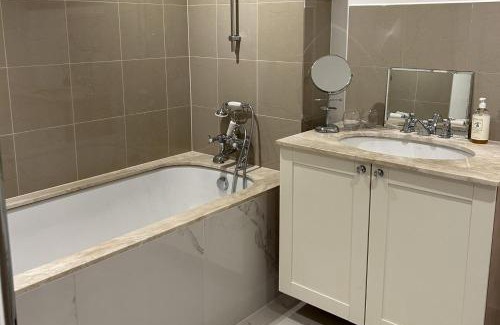 Petworth House | Petworth Cottage-Sleeps 6-Pet Friendly-Central