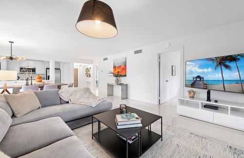 Hunt Club Condo | PGA National Private Entrance - 2023 Renovation - Corner Unit