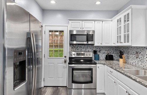 Brookline House | PGH Sapphire |Charming Design |Parking |10min from DT