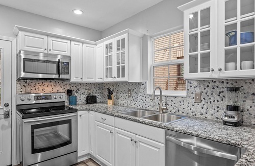 Brookline House | PGH Sapphire |Charming Design |Parking |10min from DT