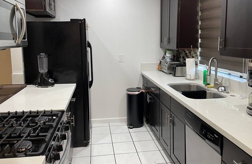 Downtown Apartment | Phenomenal 2BD 2Bath 2-parking Apartment in the heart of Glendale